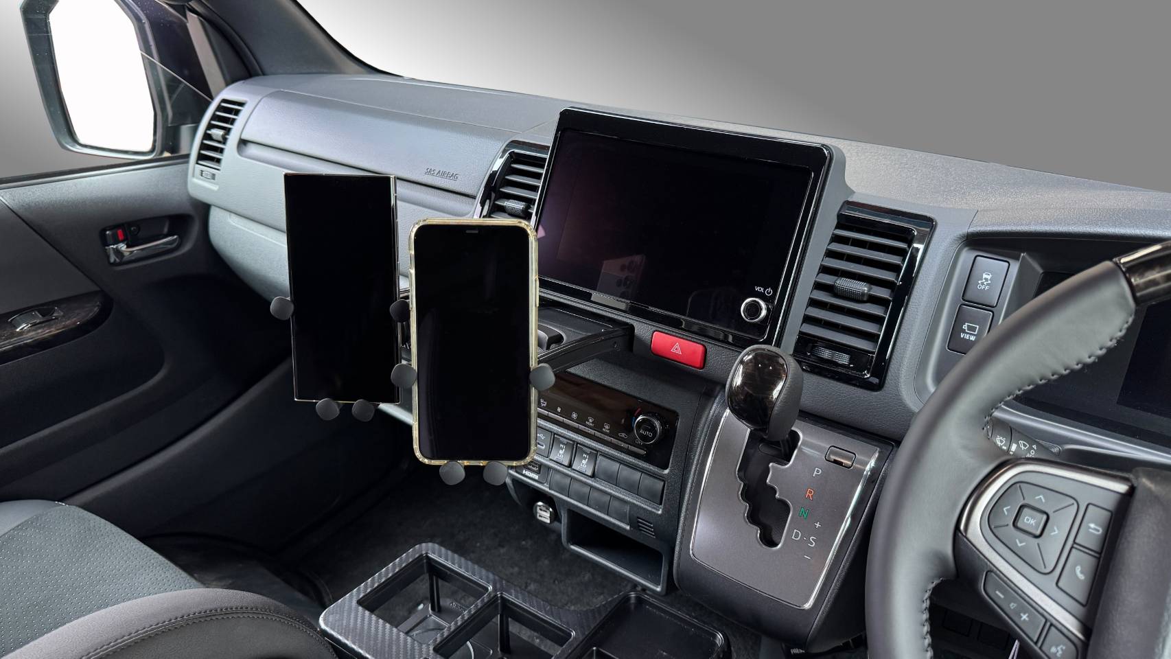 運転席から見たスマホフォルダー装着イメージ